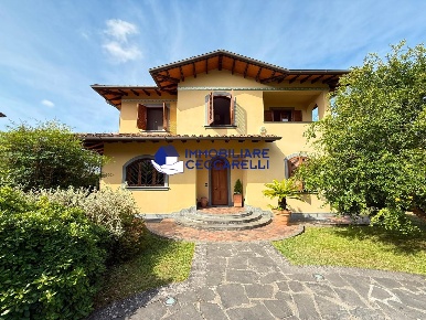 Foto Villa unifamiliare a Massa Mirteto di 300 m² con 13 locali in vendita