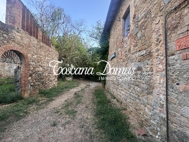 Foto Casale a Sovicille Centro di 600 m² con 10 locali in vendita