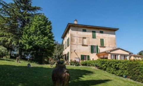 Foto Villa unifamiliare a Terricciola Centro di 600 m² con 8 locali