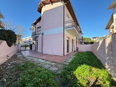 Foto Villa unifamiliare a Viareggio Darsena - Ex Campo di Aviazione