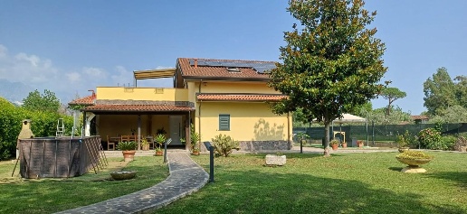 Foto Villa unifamiliare a Carrara Avenza di 220 m² con 7 locali in vendita