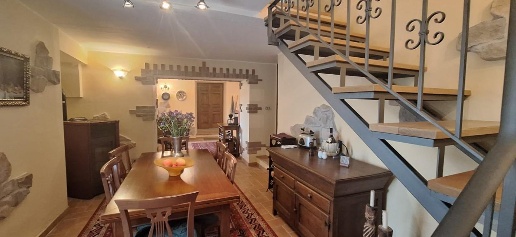 Foto Casa indipendente a Molazzana di 180 m² con 9 locali in vendita