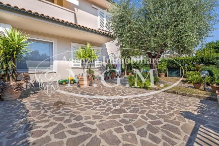 Foto Villa a schiera a Castelfranco di Sotto Centro di 143 m² con 6 locali