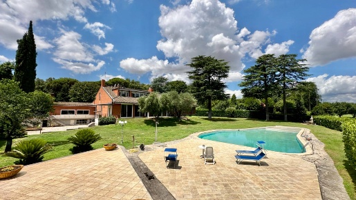 Foto Villa unifamiliare in Largo Dell' Olgiata 15, Roma Olgiata di 1000 m²