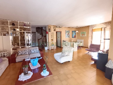 Foto Duplex in via Rossini, Caserta di 210 m² con 6 locali in vendita