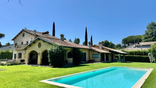 Foto Villa unifamiliare in Largo Dell' Olgiata 15, Roma Olgiata di 750 m²