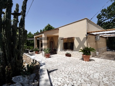 Foto Villa unifamiliare in Contrada Cristo Re 523, Monopoli di 80 m²