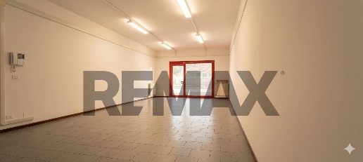 Foto Negozio in Via Papa Giovanni XXIII 3, Verdello di 100 m² con 1 locali