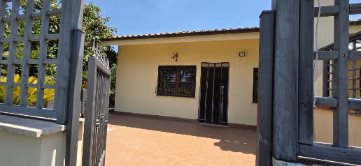 Foto Villa bifamiliare in Via Flaminia 38, Morlupo di 180 m² con 6 locali