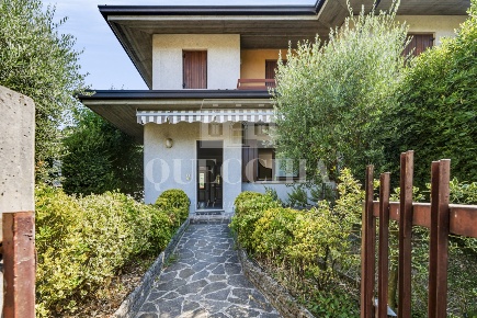 Foto Villa bifamiliare in Via Ugo la Malfa, Botticino Centro di 175 m²