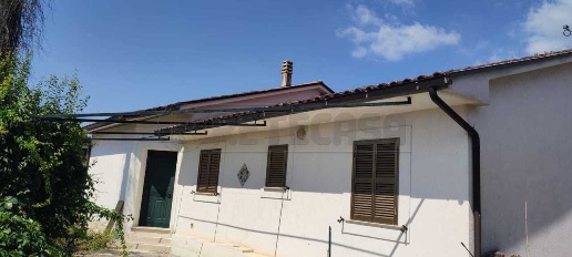 Foto Villa a schiera in Via Pescarola, Cassino di 135 m² con 5 locali