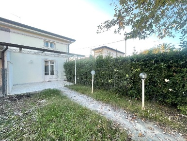 Foto Villa bifamiliare in via catalani, Pietrasanta di 135 m² con 6 locali