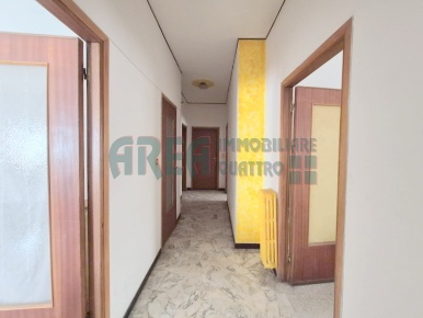Foto Appartamento in Via Scarincio, Imperia Porto Maurizio di 126 m²