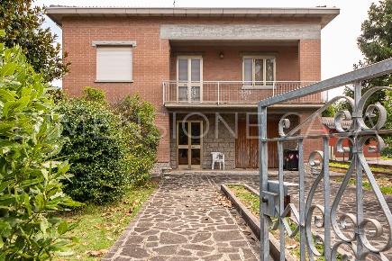 Foto Villa unifamiliare a Cavezzo Centro di 188 m² con 8 locali in vendita