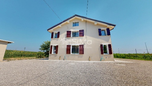 Foto Villa bifamiliare a Cento Frazioni Nord di 154 m² con 4 locali