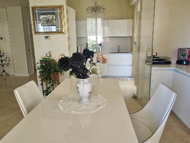 Foto Villa unifamiliare in Viale Cavour 30, Desenzano del Garda di 260 m²