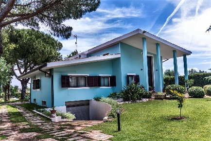 Foto Villa unifamiliare a Grottaglie di 275 m² con 10 locali in vendita