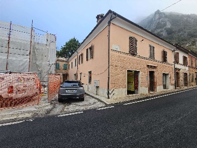 Foto Negozio a Pioraco Centro di 80 m² con 1 locali in vendita