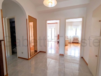 Foto Appartamento in LIMITANEA, Trieste Settefontane di 83 m² con 3 locali