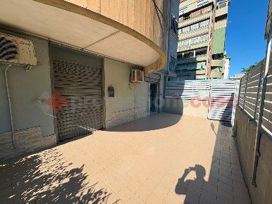 Foto Negozio in leoncavallo, Bari San Girolamo di 75 m² con 3 locali