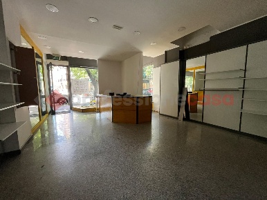 Foto Negozio in Via Enrico De Nicola Snc, Cassino Centro di 183 m²