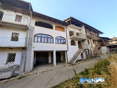 Foto Case semi ndipendenti a Rueglio di 123 m² con 4 locali in vendita