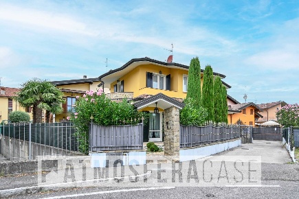 Foto Villa unifamiliare in Via Adige 38, Ghisalba Centro di 200 m²