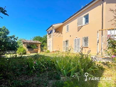 Foto Casa indipendente in Contrada Cavuccio snc, Teramo di 158 m²
