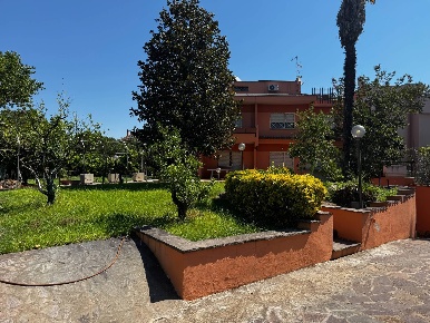 Foto Villa unifamiliare in Via Zambana, Roma Infernetto di 350 m²