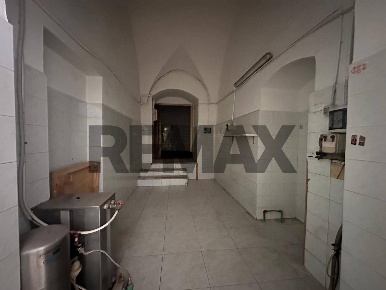 Foto Locale commerciale in Via Respa 12, Molfetta di 172 m² con 4 locali