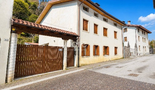 Foto Appartamento in VIA VILLA 12, Artegna Centro di 182 m² con 7 locali