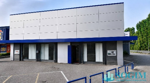 Foto Locale commerciale in via De Gasperi 28, Pantigliate di 1000 m²