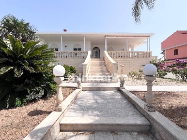 Foto Villa unifamiliare in Via Contrada Marina di Ragusa, Ragusa di 275 m²