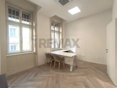 Foto Ufficio in Via San Nicolo' 7, Trieste Borgo Teresiano di 155 m²
