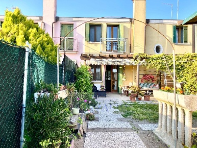 Foto Villa a schiera a Venezia Pellestrina di 200 m² con 6 locali