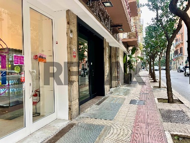 Foto Locale commerciale in Via De Rossi 112, Bari Murat di 95 m² in vendita