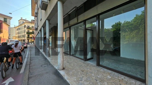 Foto Negozio in viale margherita 7, Vicenza Stadio - Borgo Casale di 107 m²
