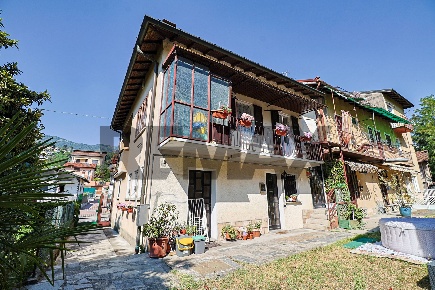 Foto Case semi ndipendenti in Via Nosè 4, Gavirate Centro di 90 m²