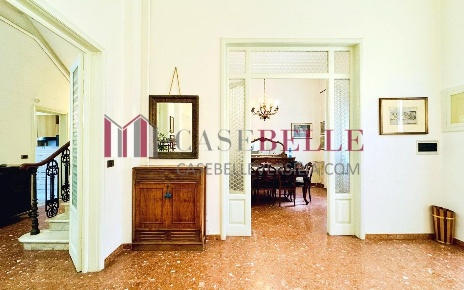 Foto Casa indipendente a Viareggio di 200 m² con 9 locali in vendita