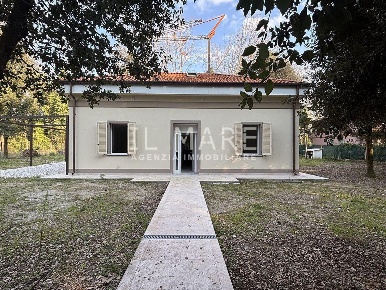 Foto Casa indipendente a Massa Ronchi - Poveromo di 230 m² con 9 locali