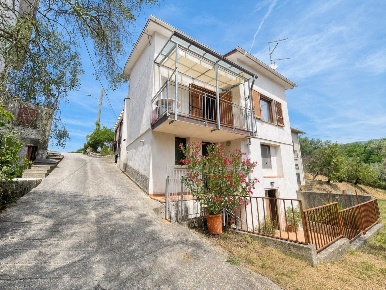 Foto Case semi ndipendenti a Fivizzano Moncigoli di 148 m² con 8 locali