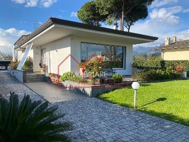 Foto Villa unifamiliare a Camaiore Capezzano Pianore di 265 m² con 9 locali