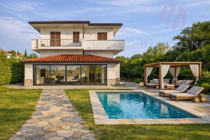 Foto Villa bifamiliare a Pietrasanta di 130 m² con 6 locali in vendita