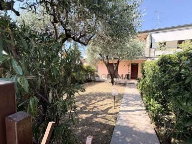 Foto Villa a schiera a Desenzano del Garda Desenzano Centro di 167 m²