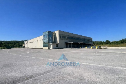 Foto Capannone industriale a Calvi Risorta di 9430 m² con 26 locali