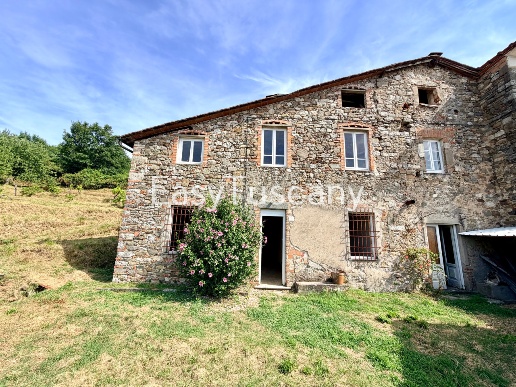 casa indipendente in vendita a Borgo a Mozzano in zona Valdottavo
