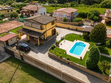 Foto Villa unifamiliare in via siracusa 7, Nettuno di 120 m² con 6 locali