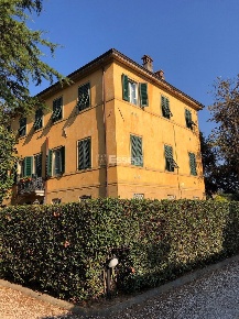 Foto Villa unifamiliare in Via Nuova per Pisa, Lucca di 500 m² in vendita