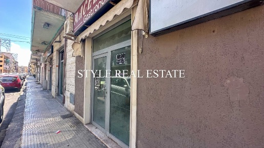 Foto Negozio in Viale Zecchino 161, Siracusa di 37 m² con 2 locali