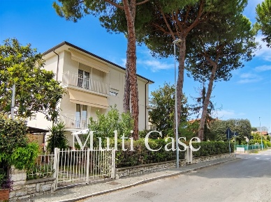 Foto Appartamento in Via Carducci, Camaiore Lido di Camaiore di 180 m²